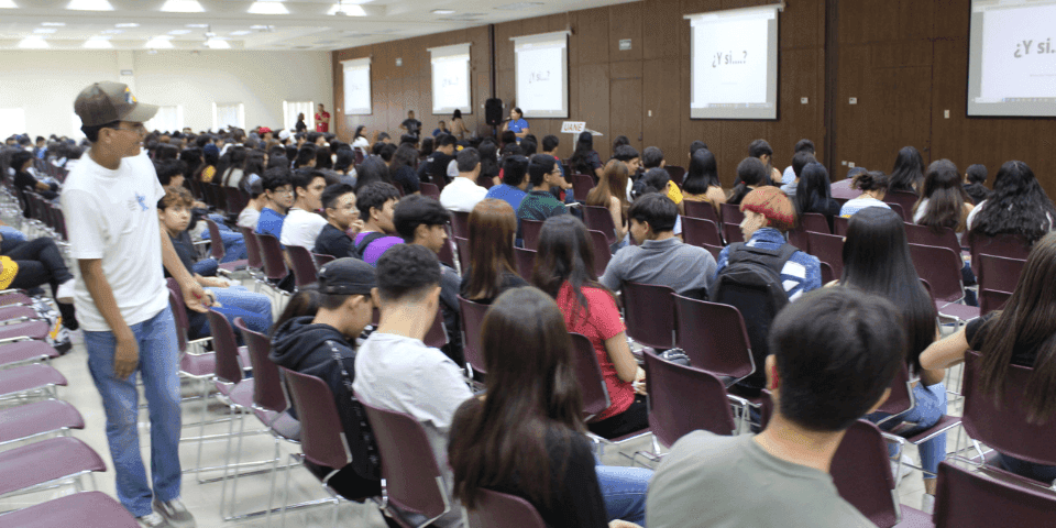 Iniciando con Sonrisas: En UANE Saltillo, la inducción al bachillerato se llena de diversión y camaradería, creando un camino de aprendizaje emocionante desde el principio.