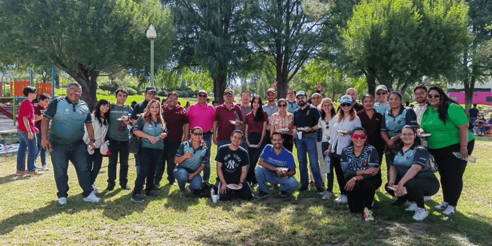 "En el hermoso parque Xochipilli, los estudiantes de UANE Monclova se reúnen para un pic nic lleno de risas, conversaciones y un ambiente relajado que marca el comienzo de un emocionante semestre.