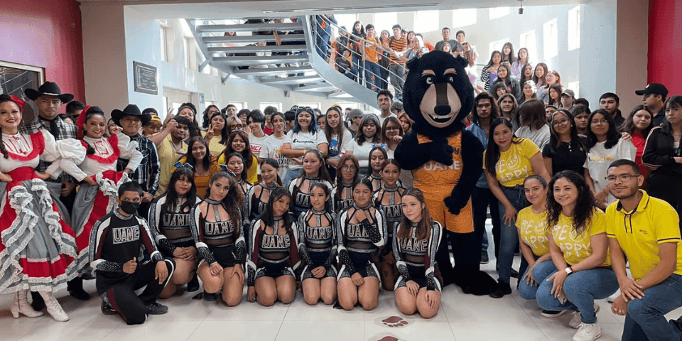 "Energía y espíritu: Las porristas de UANE Matamoros iluminaron el evento de regreso a clases con su pasión y entusiasmo, infundiendo alegría en todos nosotros mientras celebrábamos el inicio del semestre.