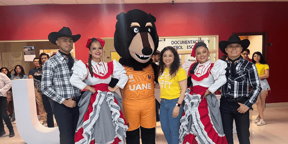 "Pasión por el folclor: Un regreso a clases inolvidable en UANE Matamoros con una deslumbrante demostración de bailes tradicionales que nos unieron en alegría y cultura.