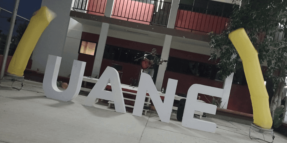 "Capturando momentos estelares en UANE Reynosa. Nuestros estudiantes asumieron la temática rockstar en nuestro evento de regreso a clases, mostrando su individualidad y su amor por la música. ¡Revive la vibra del rock en cada foto!
