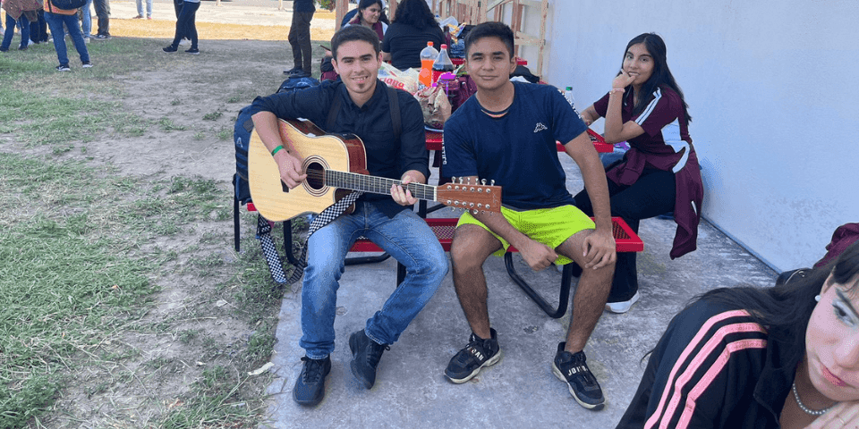 "Notas que inspiran: Voces resonantes llenaron el aire en UANE Matamoros durante nuestro evento de regreso a clases, donde el canto nos envolvió en una atmósfera de emoción y armonía.