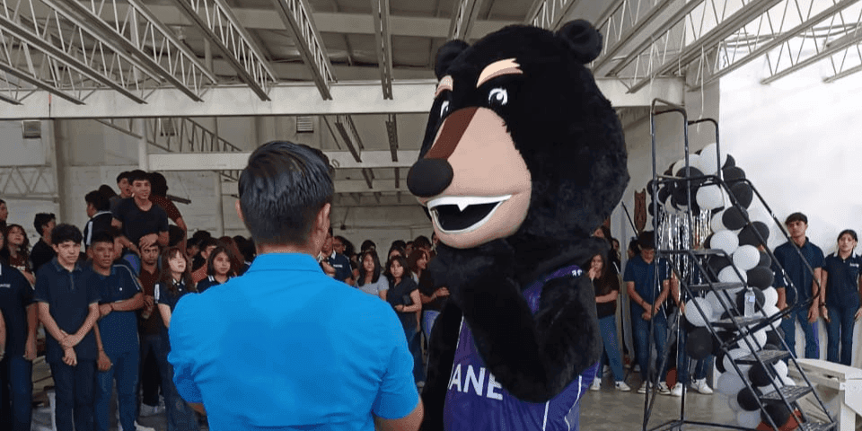 "Los pasillos de UANE Reynosa resonaron con el sonido del rock en nuestro evento de regreso a clases. Los estudiantes se convirtieron en verdaderos íconos del rock, demostrando que la actitud lo es todo.
