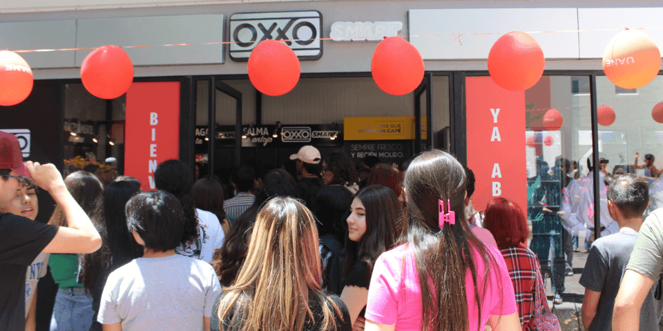 Alumnos ingresan por primera vez al OXXO Smart